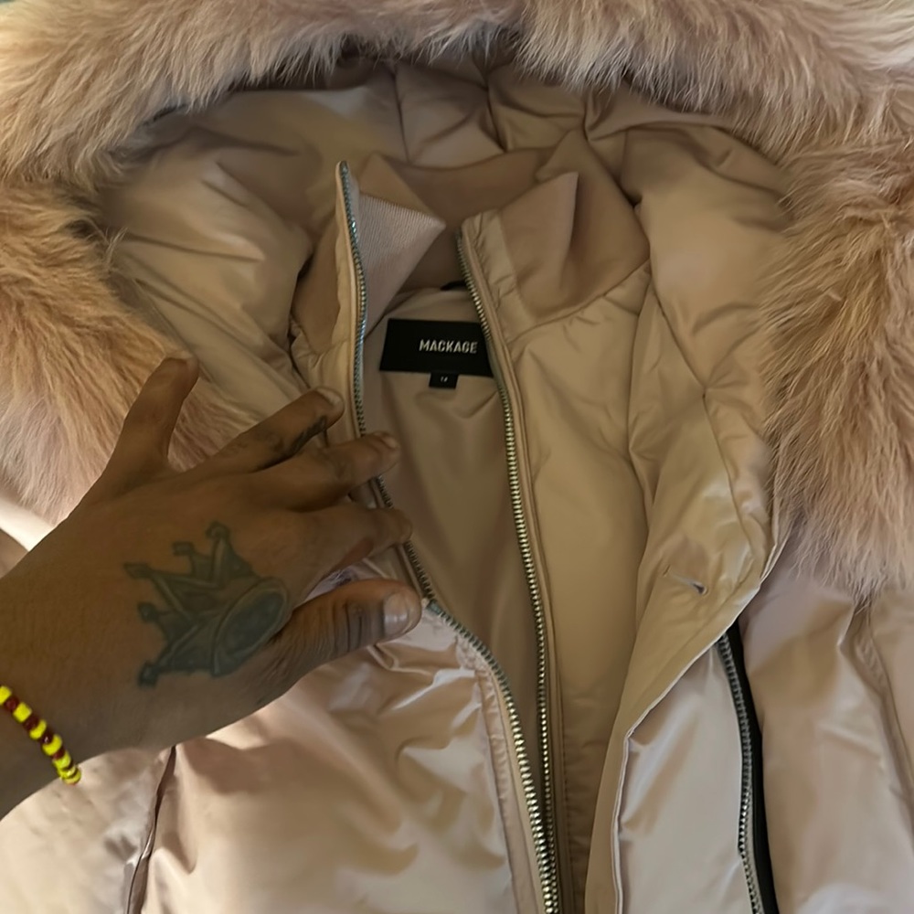 I’m selling a brand new mackage coat for girls size 14 BRAND NEW.